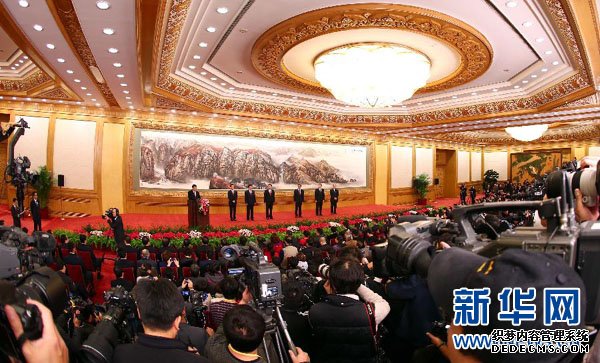 习近平等十八届中共中央政治局常委同中外记者见面